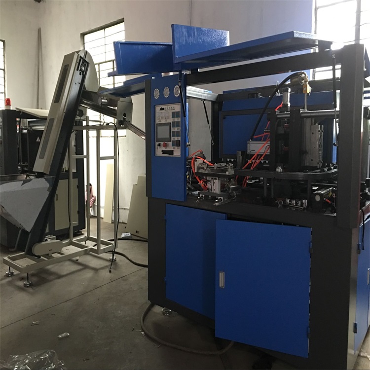 全自動吹瓶機(jī)與半自動吹瓶機(jī)有什么區(qū)別？